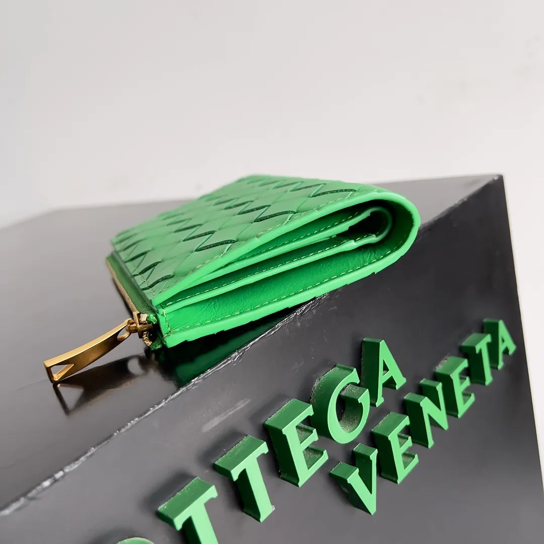 Batch 960 of BOTTEGA VENETA’s new woven small wallets are now shipping! ! ! 🥰🥰Made of carefully selected first-layer sheepskin fabric, this small luxury wallet has an elegant appearance and is also full of practicality. It can store change, driver's license and various cards at the same time. It is so small that it can be put in your pocket and carried with you. It is really convenient [Applause][Applause] Style No.: 667468 Size: 14.5*9.3*2cm